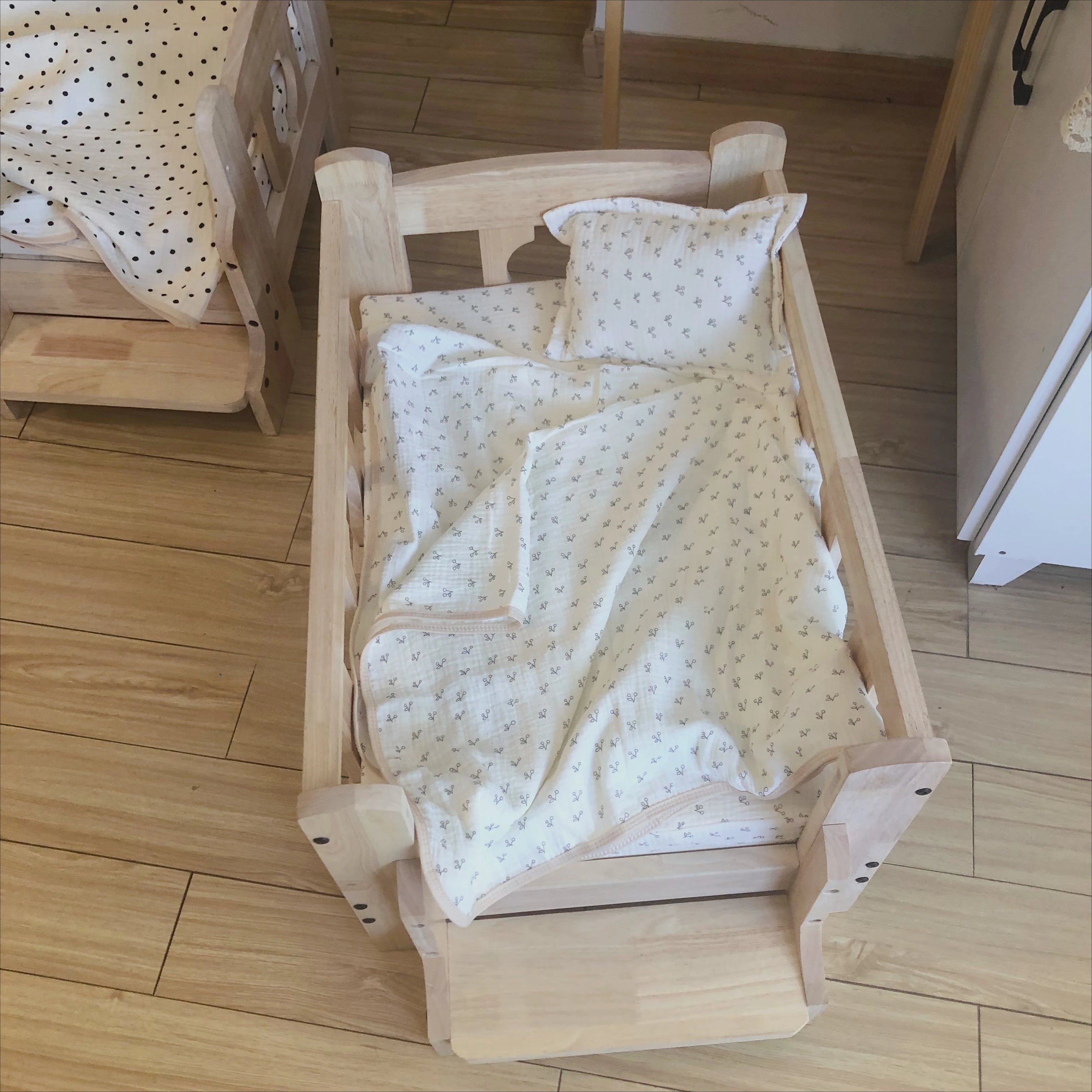 Solid Wood Pet Bed Wooden Dog Bed Frame Kennel Furniture Pet Products Bed Stand Elevated Fence Rounded Corners for Cats Dogs